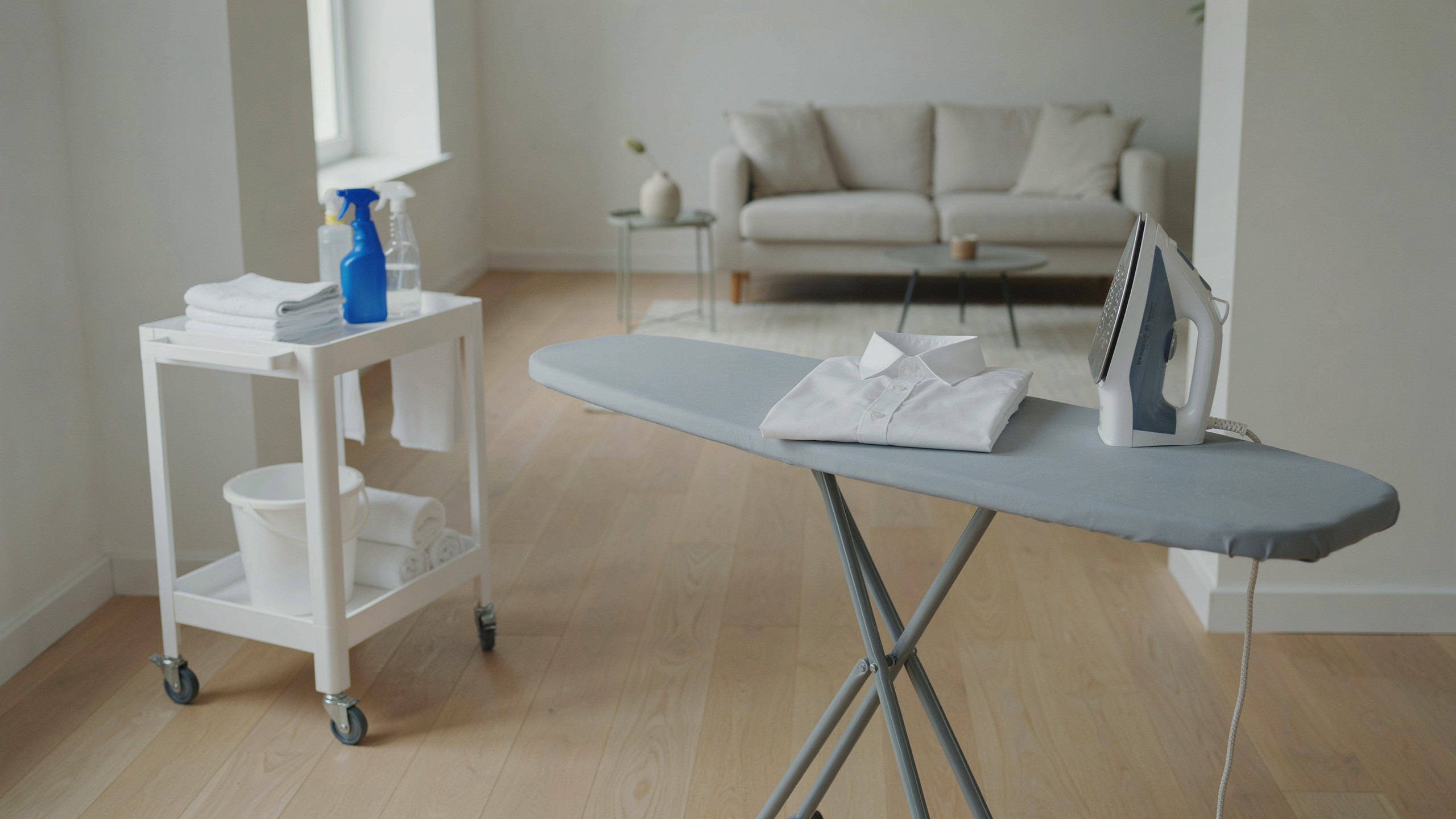 Pack de limpieza del hogar y plancha en Madrid – carrito de limpieza y tabla de planchar, servicio Impolutti